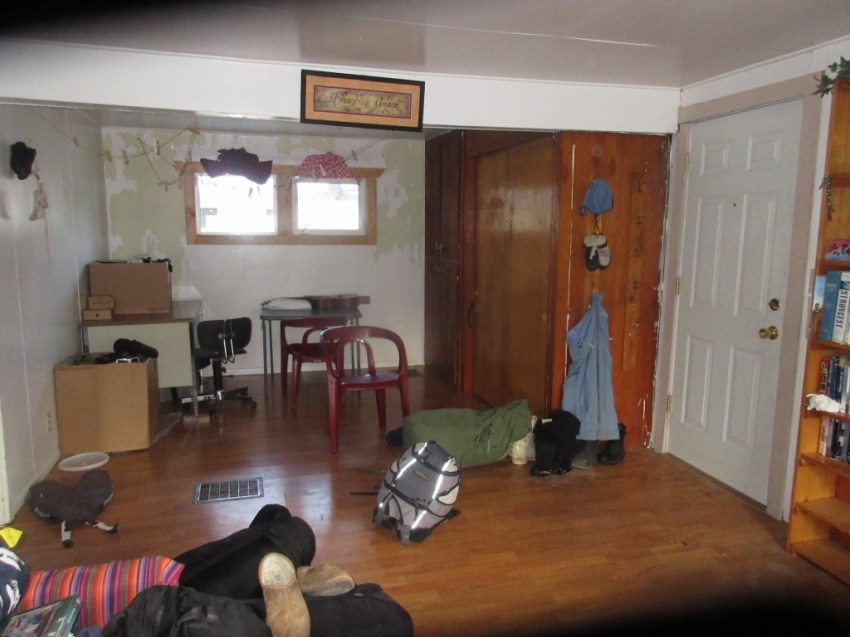 Living/play area: well-stocked with Legos and puzzles!